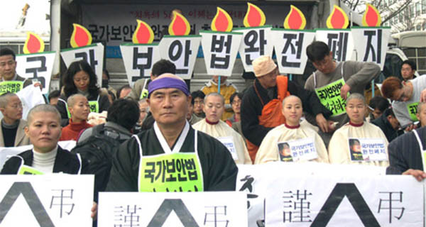 ▲ 민주주의민족통일전국연합 의장 시절 국가보안법 폐지를 요구하며 삭발투쟁 중인 오종렬 씨. ⓒKONAS 넷 보도화면-전국연합 홈페이지 캡쳐