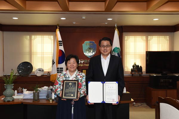 ▲ 2014년 한의학교육 평가·인증 인증서 및 인증패 전달식을 하고있다. ⓒ대구한의대 제공