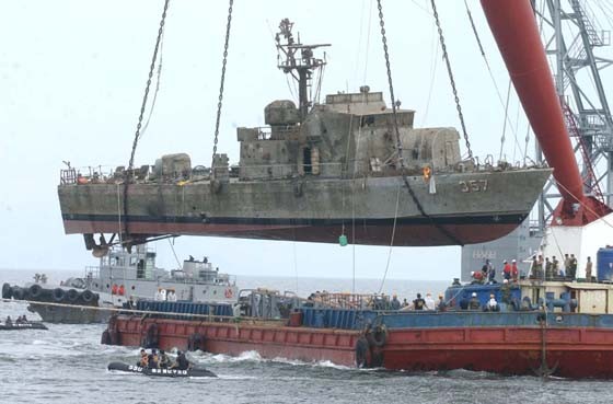 ▲ 참수리호 인양.