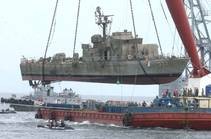 ▲ 연평해전을 이기고도 적에게 침몰당한 참수리호가 인양되고 있다.