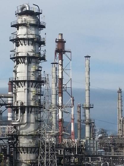 ▲ 빨강·하얀 무늬의 기둥이 울산 콤플렉스의 플래어 스택. ⓒSK이노베이션