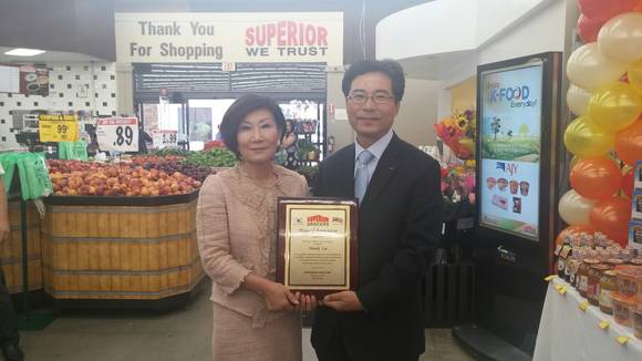 ▲ 사진은 Superior Grocers Mimi Song 회장(왼쪽)과 aT한국농수산식품유통공사 이원기 LA지사장(오른쪽).ⓒaT