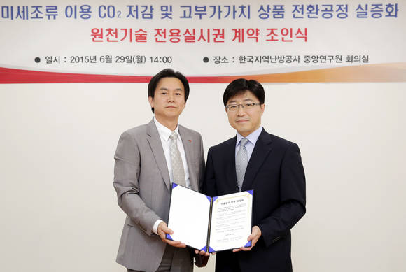 ▲ 한국지역난방공사 안용모 본부장(왼쪽)과 고려대학교 산학렵력단 고제상 단장(오른쪽)의 모습.ⓒ한국지역난방공사