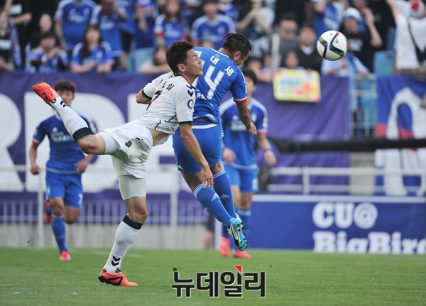 ▲ 프로축구 전북과 수원의 경기 장면.ⓒ뉴데일리 이종현 사진기자