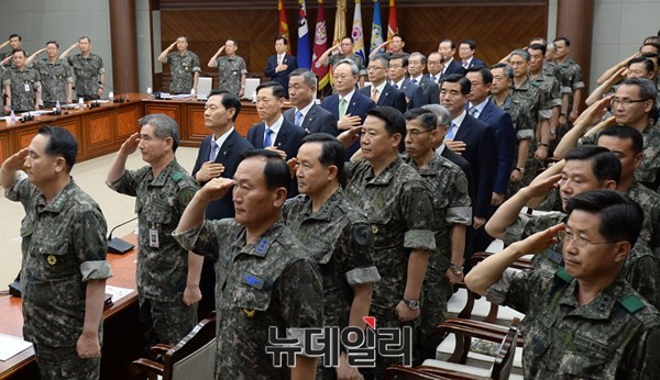 ▲ 국방부는 30일, 한민구 국방부 장관 주관으로 '15년 전반기 전군 주요지휘관회의'를 개최했다. 사진은 회의 시작 전 국민의례를 하고 있는 모습이다. ⓒ사진공동취재단
