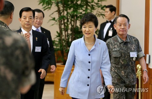 ▲ 박근혜 대통령이 30일 청와대에서 열린 전군 주요지휘관 격려오찬에 한민구 국방부 장관 등과 함께 참석하고 있다. ⓒ연합뉴스 DB