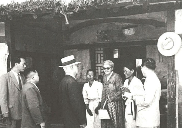 ▲ 피란 중에 농가에 들러 농민을 위로하는 이승만 대통령(모자 쓴 이)과 부인 프란체스카 여사..