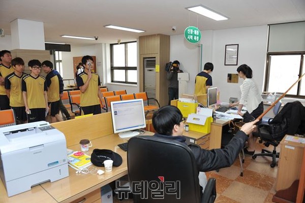 ▲ 병무청에서 신체검사를 기다리고 있는 징병검사 대상자들의 모습.  ⓒ뉴데일리 이종현 기자