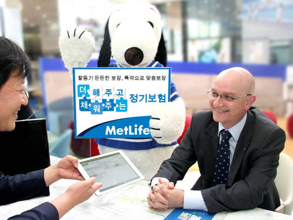 ▲ 데미언 그린 메트라이프생명 사장이 전자청약시스템(MOS)를 통해 새로 출시한 '무배당 더해주고 채워주는 정기보험'에 1호 고객으로 가입하고 있다.ⓒ메트라이프생명 제공