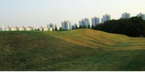 ▲ 풍납토성은 1997년부터 지금까지 문화재청 산하 국립문화재연구소가 발굴 조사를 진행했지만, 왕성이라는 것을 입증할만한 유적이나 유물이 나오지 않았다. ⓒ서울 풍납토성 사적지 및 환경대책위원회