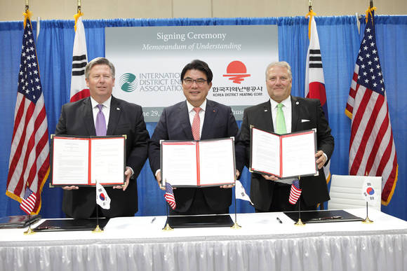 ▲ 왼쪽부터 IDEA 회장 Robert Thornton, 한국지역난방공사 김성회 사장, 에버그린에너지(미국소재 집단에너지사) Kenneth Smith 사장의 모습.ⓒ지역난방공사