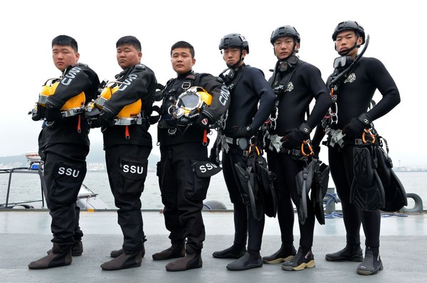 ▲ 해양재난 구조임무를 담당하는 해군 3함대의 SSU 구조작전대원들.ⓒ해군