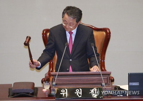 ▲ 예산결산특별위원회 김재경 위원장이 의사봉을 두드리고 있다. ⓒ연합뉴스