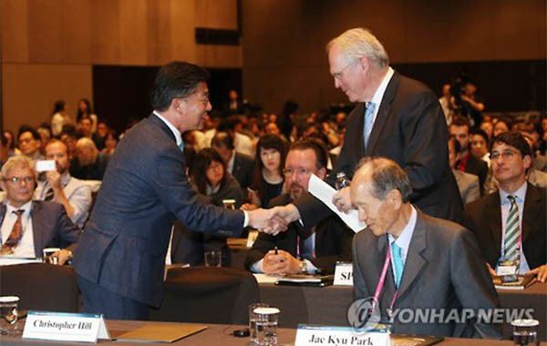 ▲ 지난 6월 30일 서울 신라호텔에서 열린 '한반도 국제포럼 2015에서 크리스토퍼 힐 前국무부 차관보와 인사를 나누는 홍용표 통일부 장관. ⓒ연합뉴스. 무단전재 및 재배포 금지.
