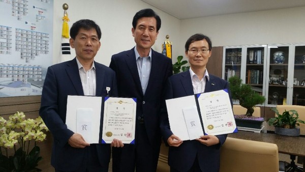 ▲ 포항시는 지역맞춤형 일자리사업 분야 최우수상, 사회적기업 일자리사업 분야에서 장려상을 수상했다.ⓒ포항시 제공