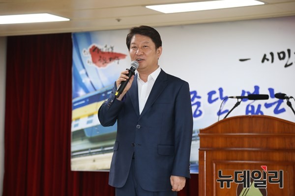 ▲ 권영진 대구시장이 1일 7월 정례조회 자리에서 인사와 관련해 일 중심의 인사를 하겠다고 밝히고 있다.ⓒ대구시 제공