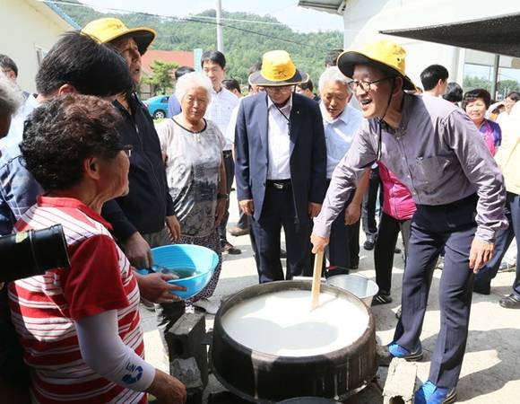 ▲ 허창수 전경련 회장이 1일 '1사 1촌 자매마을'인 경기도 양평의 화전마을을 찾아 순두부 만들기를 체험하고 있다. 이번 방문은 휴가철을 맞아 기업 임직원들의 자매마을 방문 등 농촌관광으로 메르스로 위축됐던 국내 관광을 활성화하고 내수 회복에 힘을 보태자는 차원에서 이뤄졌다. ⓒ전경련