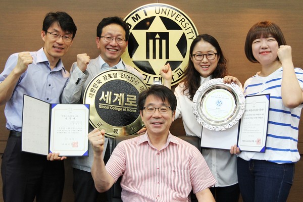 ▲ 구미대 국제교류처(서영길 처장, 사진 가운데) 교직원들이 교육부가 주관한 국제화 사업 3관왕을 차지한 기쁨을 나누고 있다.ⓒ구미대학교 제공