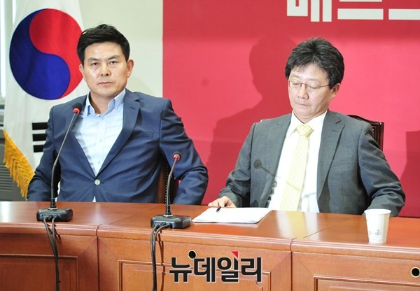 ▲ 새누리당 김태호 최고위원(왼쪽)이 2일, 새누리당 유승민 원내대표(오른쪽)에 3번째 사퇴를 촉구했다. 그의 무리수를 놓고 정치권의 궁금증이 증폭되고 있다. ⓒ뉴데일리 이종현 기자