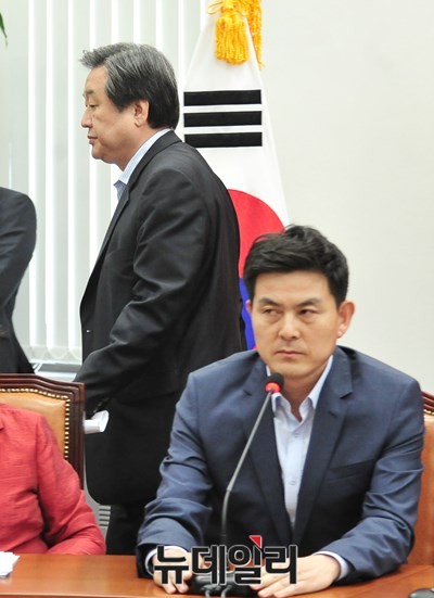 새누리당 김무성 대표(왼쪽)가 회의장을 박차고 일어섰다. 오른쪽으로 새누리당 김태호 최고위원의 모습이 보인다. ⓒ뉴데일리 이종현 기자