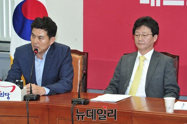 ▲ 새누리당 김태호 최고위원(왼쪽)이 유승민 원내대표의 사퇴를 촉구하고 있다. 자신의 이익만을 좇아 발언하는 기회주의적 행태라는 비판이 나온다. ⓒ뉴데일리 이종현 기자