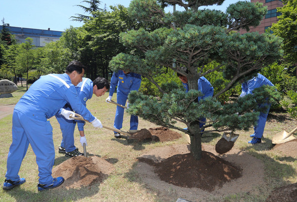 ▲ 포스코 포항제철소는 2일 포항제철소 생산관제센터 앞 정원에서 포스코명장 기념식수 행사를 개최했다.ⓒ포스코 포항제철소 제공