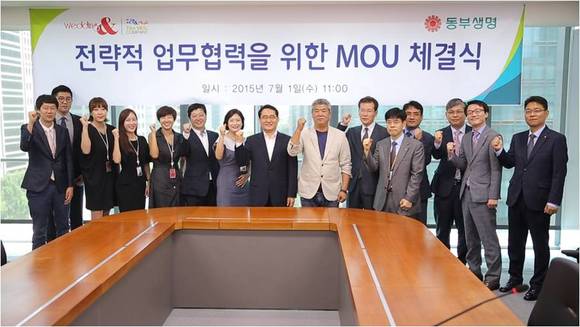 ▲ 동부생명이 웨딩앤아이엔씨와 지난 7월1일 '웨딩앤 동부케어서비스(For U 상해보험)'을 제공해 고객 서비스 질 향상과 양사간 상생을 강화하기 위한 MOU(업무 협약)를 체결했다. (좌측부터) 동부생명 대표 이태운, 웨딩앤아이엔씨 대표 최인석.ⓒ동부생명 제공