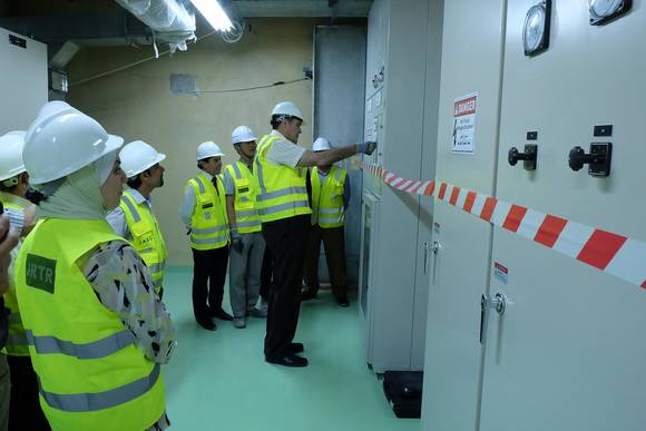 ▲ Dr. Toukan 요르단원자력위원회 위원장이 지난달 29일 요르단 연구 및 교육용 원자로에 전원을 넣고 있다.ⓒ대우건설