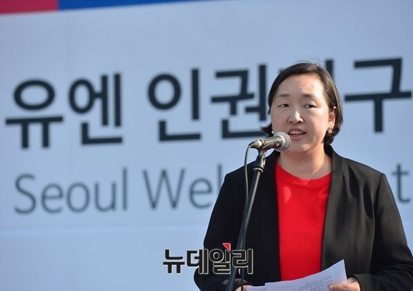 ▲ 북한인권법통과를위한모임(이하 NANK, 대표 인지연)이 2일 오후 서울시 종로구 종각역 보신각 앞에서, 유엔인권기구 서울사무소 개소를 환영하는 토크·음악콘서트를 열었다. 인지연 NANK 대표가 인사말을 하고 있다. ⓒ 뉴데일리 정상윤 기자