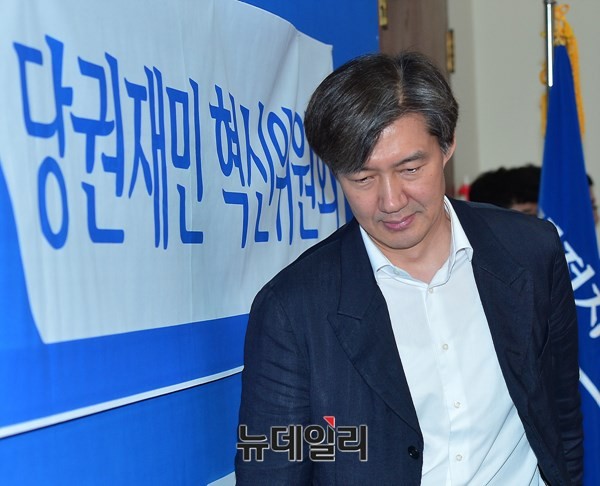 ▲ 호남 40% 물갈이를 제시했던 조국 서울대 법대 교수가 지난달 12일 새정치민주연합 혁신위원회 전체회의에 입장하고 있다. ⓒ뉴데일리 정상윤 기자