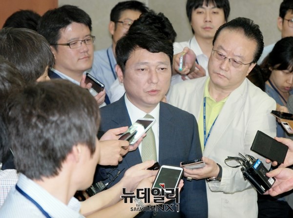 ▲ [너무 잘 드는 칼]이라고 표현된 새정치민주연합 최재성 의원이 지난달 25일 사무총장으로 임명 강행된 직후 기자회견을 열고 취재진에 둘러싸여 있다. ⓒ뉴데일리 이종현 기자