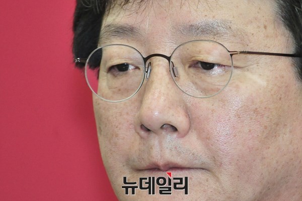 ▲ 새누리당 유승민 원내대표가 3일 열린 원내대표단~정책위원회 연석회의에서 자신의 6일 사퇴설에 사실상 선을 그었다. 사진은 전날 열린 최고위원회의에서 김태호 최고위원의 자신에 대한 사퇴 요구를 듣고 있는 모습이다. ⓒ뉴데일리 이종현 기자