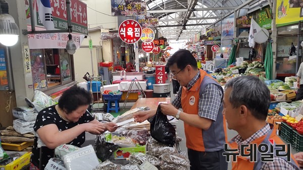 ▲ 한전 서대구지사 이하원 지사장 등 직원 15명이 지난 2일 메르스로 피해를 입은 대명시장을 돕기위해 사랑의 장보기 행사를 가졌다. ⓒ한전 서대구지사 제공
