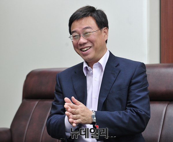 ▲ 새누리당 신장진 의원이 메르스와 관련한 인터뷰 도중 '손씻기'의 중요성에 대해 설명하고 있다.ⓒ뉴데일리 이종현 기자