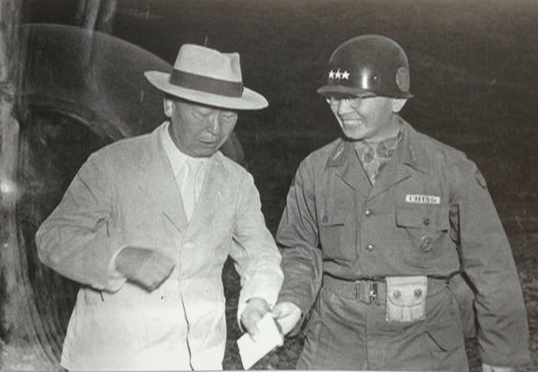 ▲ 이승만 대통령이 정일권 참모총장과 대화하는 모습. 이승만대통령은 정총장에게 