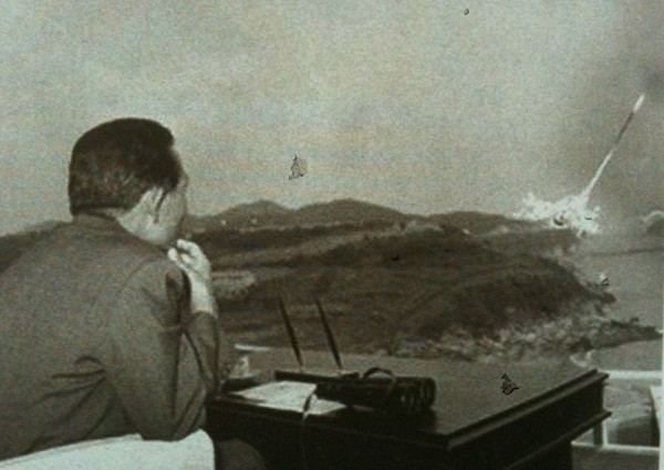 ▲ 국산 미사일 시험발사를 참관한 박정희 대통령.