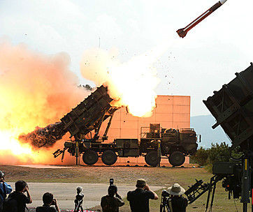 ▲ 국산 미사일 시험발사를 참관한 박정희 대통령.