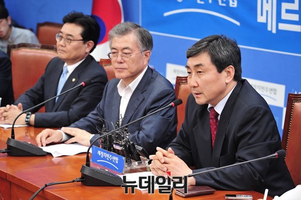 ▲ 새정치민주연합 이종걸 원내대표가 최고위원회의에서 발언하고 있는 가운데, 문재인 대표가 경청하고 있다. 사진 왼쪽은 화합과 단결을 당부한 전병헌 최고위원. ⓒ뉴데일리 이종현 기자