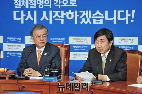 ▲ 새정치민주연합 문재인 대표(사진 왼쪽)가 이종걸 원내대표의 최고위원회의 모두발언을 경청하고 있다. ⓒ뉴데일리 이종현 기자