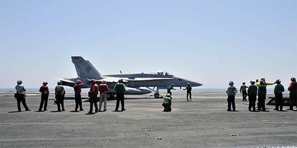 ▲ 2014년 8월 7일 테러조직 ISIS 공습을 위해 항공모함에서 준비 중인 美해군의 FA-18C 전폭기. ⓒ위키피디아 공개사진-美해군