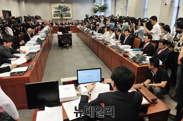 ▲ 국회 운영위원회 전체회의가 3일 열린 가운데 야당 의원들은 국회법 거부권을 행사한 청와대를 강도높게 비난했다. ⓒ뉴데일리 이종현 기자