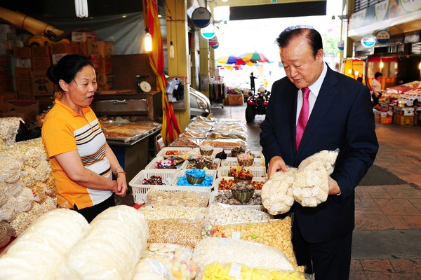 ▲ 박보생 시장이 전통시장을 찾아 장보기를 하고 있다.ⓒ김천시 제공