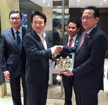 ▲ 남경필 경기도지사(우), 이르만 구스만(Irman Gusman) 인도네시아 상원의장(좌). ⓒ 경기도 사진 제공