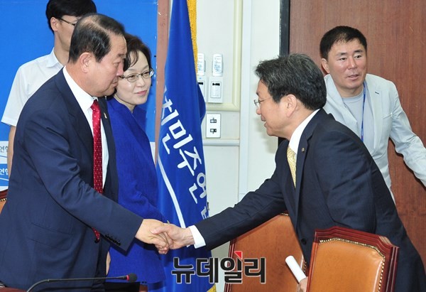 ▲ 새정치민주연합 박주선 의원이 지난달 17일 국회에서 열린 광주U대회 대책회의에서 강기정 정책위의장의 인사를 받고 있다. 박주선 의원의 옆은 박혜자 광주시당위원장이다. ⓒ뉴데일리 이종현 기자