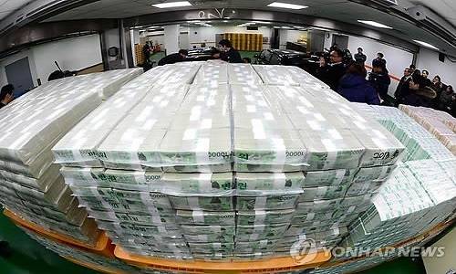 ▲ 정부가 추경 11조8000억원을 포함한 22조원 규모의 돈풀기에 나선다ⓒ