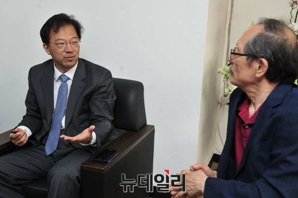 ▲ ▲ 인보길 뉴데일리 회장(오른쪽)의 인터뷰에 응한 차기환 변호사(왼쪽· 자유와통일을향한변호사연대 대표). ⓒ뉴데일리 정상윤 기자