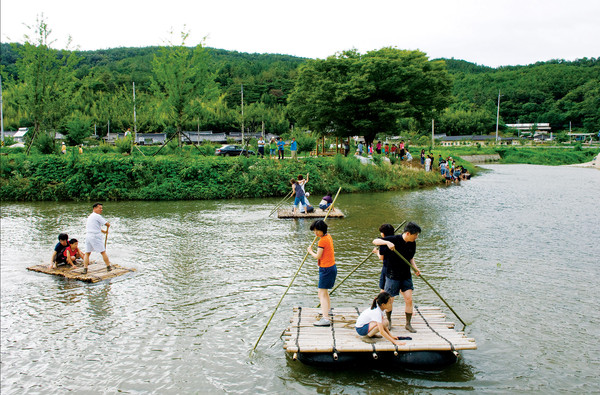 ▲ 관광객들이 개실마을 뗏목체험을 하고있다. ⓒ고령군 제공