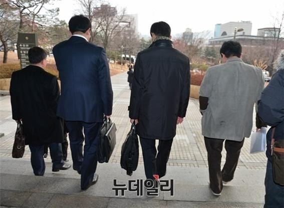 ▲ 박원순 시장 아들 주신씨의 병역비리 의혹을 제기하다가 공직선거법 위반 혐의로 기소된 피고인들과 이들을 변호하고 있는 차기환, 이헌 변호사가 재판을 마치고 법원을 나서고 있다. ⓒ 뉴데일리DB