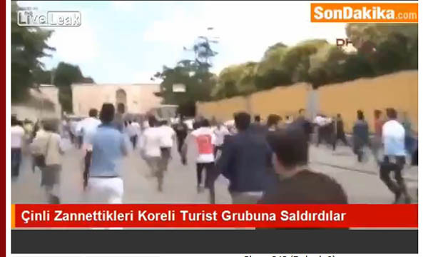 ▲ "중국인이다!"라는 소리를 듣고 한국인 관광객을 공격하러 달려가는 터키 시위대. ⓒ라이브리크 영상 캡쳐