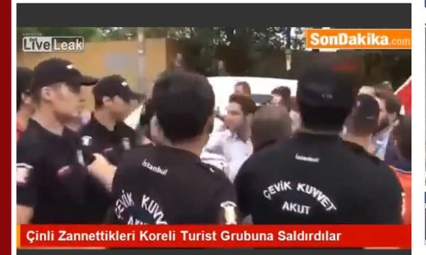터키 경찰 기동대가 한국인 관광객을 공격하던 터키 시위대를 막아서고 있는 모습. 이 사건으로 터키 경찰도 경미한 부상을 입은 것으로 보였다. ⓒ라이브리크 영상 캡쳐